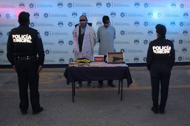 Atracaron ferretería y policía los captura con 33 mil pesos en efectivo en Puebla