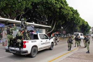 FOTOS: Locatarios del mercado Hidalgo enfrentan a elementos de la Guardia Nacional