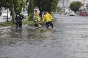 Alerta de inundaciones en Puebla por aumento de cubrebocas y basura tirada en calles