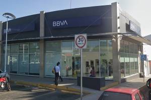 Ladrones despojan a cuentahabiente de 35 mil pesos en la fila del banco en Puebla