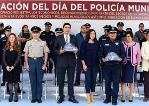 Claudia Rivera entregó estímulos, patrullas y uniformes a policías municipales