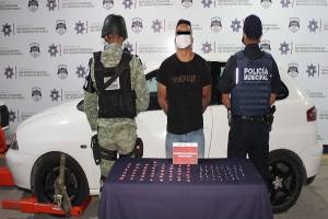 Cayó narcomenudista con más de 100 dosis de droga en Lomas de Castillotla