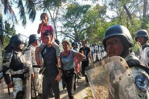 Guardia Nacional golpea a caravana migrante, detiene a 2 mil