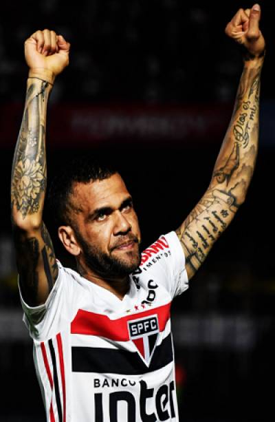 Dani Alves dio victoria al Sao Paulo en su debut