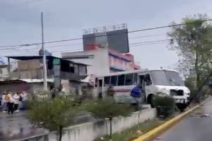 Ruta 72 A colisiona contra poste de luz en el bulevar Esteban de Antuñano