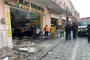 FOTOS: Dos lesionados deja la caída de una marquesina en Puebla