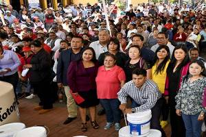 Lupita Daniel entrega apoyos de la estrategia Alianza Felicidad en Cuautlancingo
