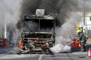 FOTOS. Se incendió unidad de transporte público en La Libertad