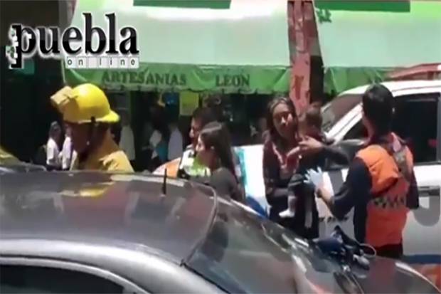 VIDEO. Madre olvida a bebé de 8 meses, dentro de un auto en el Centro de Puebla