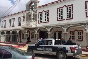 Comando entra a un bachillerato en Cañada Morelos y asalta a estudiantes y maestros