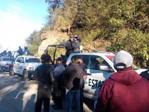 Pobladores de Coyomeapan entregan a hombre acusado de fustigar a activistas