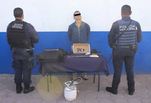 Detienen a sujeto con arma de fuego y aditamentos policiales en Loma Bonita