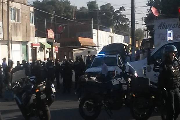 Comerciantes enfrentan a policías en La Libertad; evaden decomiso de ropa pirata