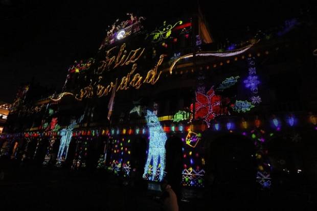 Proyectan &quot;Destellos de Puebla&quot;, video mapping navideño, en fachada del palacio municipal