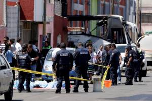 Mueren tres personas en incendio de camión en bodega de Puebla