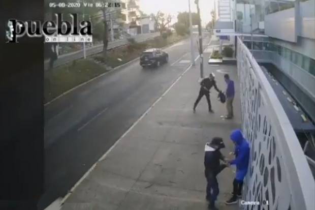 VIDEO: Delincuentes olvidan confinamiento y asaltan a dos transeúntes en Puebla