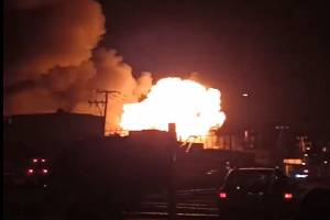 VIDEO: Explosión deja en llamas una fábrica de muebles en San Andrés Cholula