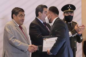 Entrega Barbosa reconocimientos a personal de la Fiscalía de Puebla