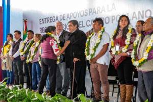 Barbosa y Villalobos entregaron apoyos al campo en Tecamachalco