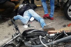 Ruta 20 embistió una motocicleta y dejó dos heridos en la Avenida de Las Torres