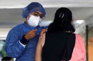 Retrasan vacunación COVID para maestros en Puebla; sería a partir del 25 de mayo
