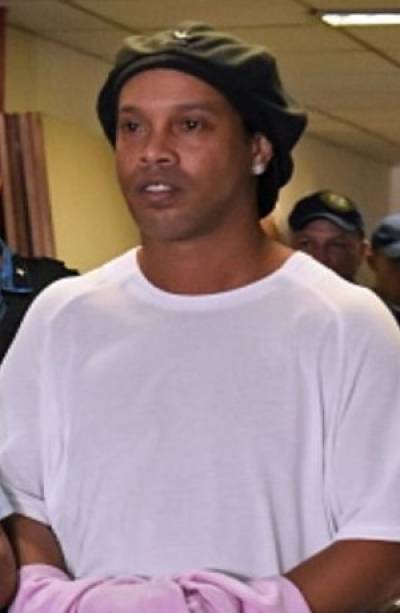 Ronaldinho recuperó su celular y saldría de la cárcel el 12 de abril
