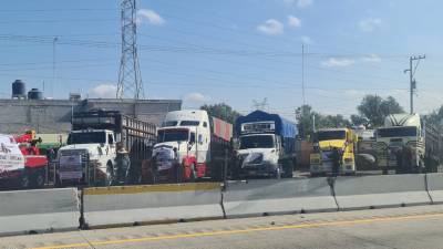 Transportistas bloquean carreteras en Puebla