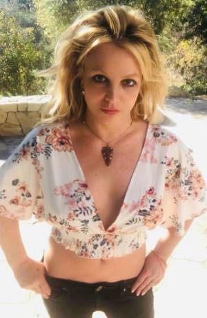 Britney Spears despierta celos en su prometido al posar en lencería roja