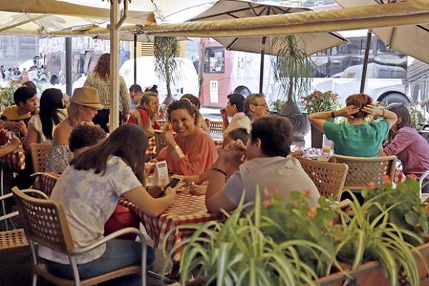 Restaurantes poblanos exigen controlar a ambulantes durante puente de Día de Muertos