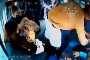 VIDEO: Mujer implora a ratero que no le robe tras asalto a combi en Valle de Chalco