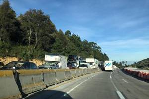 Volcadura de tráiler provocó filas de 10 kms de tráfico en la México-Puebla