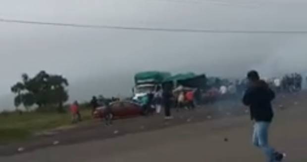 VIDEO. Camión de policía atropella a normalistas en enfrentamiento en Michoacán