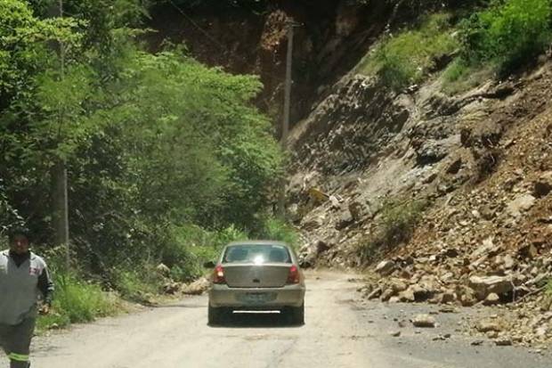Tras derrumbe, liberan tramo carretero en Axutla, Puebla