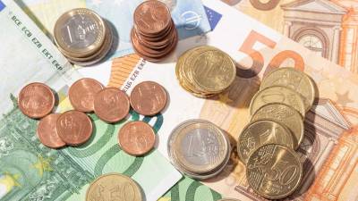 Euro cae al valor del dólar por primera vez en 20 años