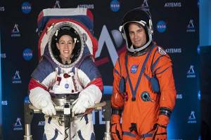 La NASA presenta trajes para volver a la Luna y llegar a Marte
