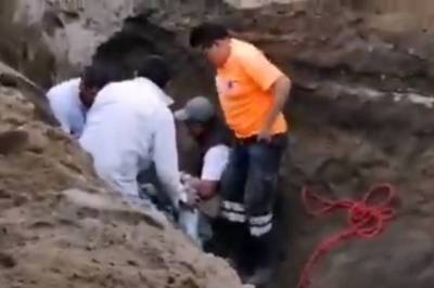 Muere albañil quinceañero sepultado por alud de tierra en Ocoyucan