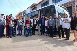 Ayuntamiento de Zacatlán entrega autobús para traslado de estudiantes con discapacidad