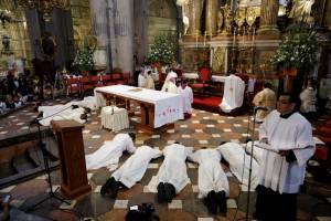 Arzobispo de Puebla ordena a un sacerdote y 11 diáconos