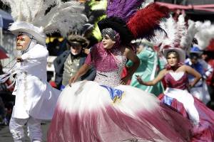 Huehues, color y tradición desfilaron por las calles del centro de Puebla