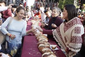 Claudia Rivera encabezó el tradicional desfile y la partida de rosca de Día de Reyes