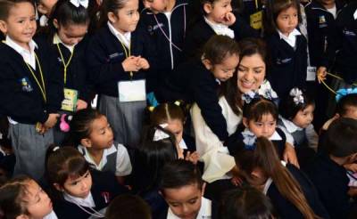 Claudia Rivera entregó mobiliario educativo al jardín de niños &quot;20 de Noviembre&quot;