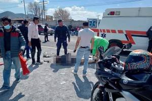 Motociclistas son arrollados por tractocamión en Tepeyahualco