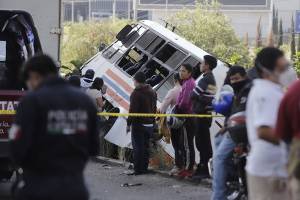 Al menos 20 lesionados deja choque de tráiler contra unidad de la Ruta 65 en Puebla