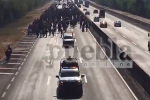 VIDEO: Migrantes bloquean por más de nueve horas la autopista México-Puebla