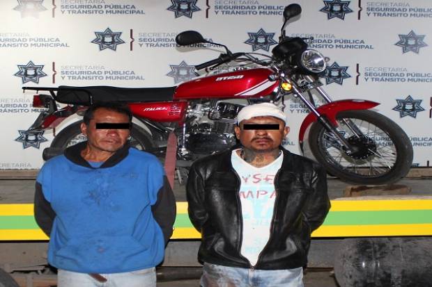 Detienen a dos ladrones de motocicleta en el centro de Puebla