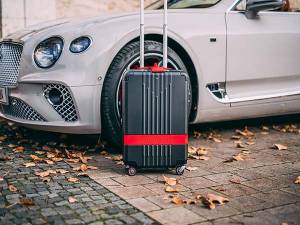 Así es el sensacional maletín Montblanc x Pirelli