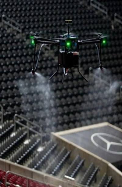 Drones y robots con luz ultravioleta, herramienta para desinfectar estadios