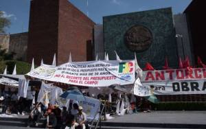 Postergan otra vez el PEF, se discutirá el viernes por bloqueo en San Lázaro