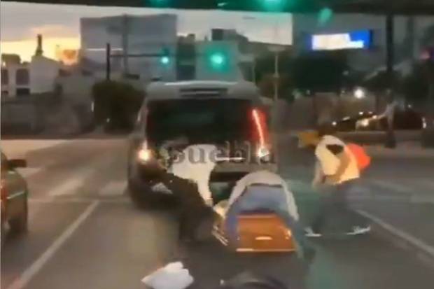 VIDEO: Ataúd queda tirado en el Bulevar 5 de mayo tras salirse de una carroza