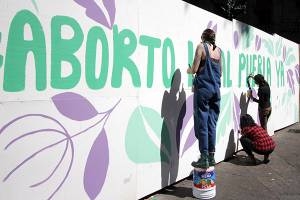 Presentan iniciativa para aborto, tras sentenciar a 3 mujeres en la década en Puebla